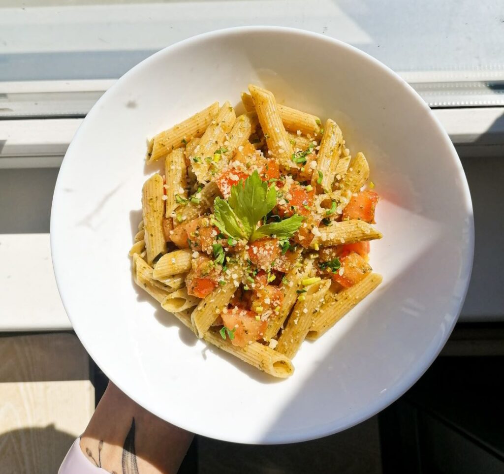 makaronai-su-pesto-padazu-ir-pomidorais