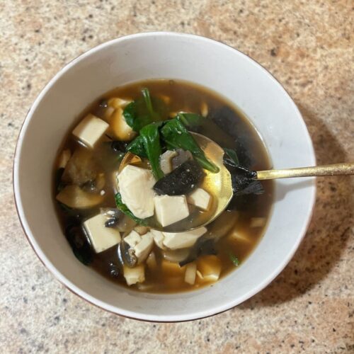 miso-sriuba-su-tofu-ir-pievagrybiais