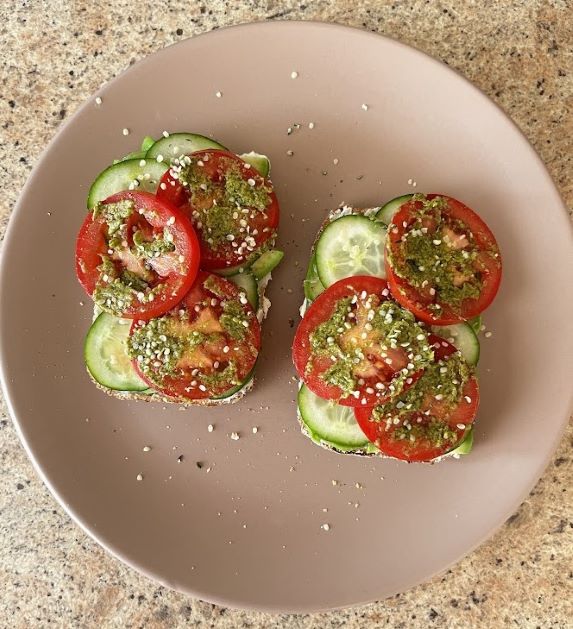 sumustiniai-su-pomidorais-agurkais-ir-pesto-padazu.