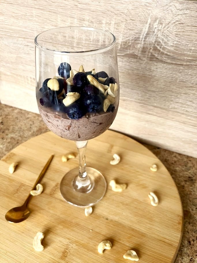 chia-pudingas-su-kakava-silauogemis-ir-anakardziais