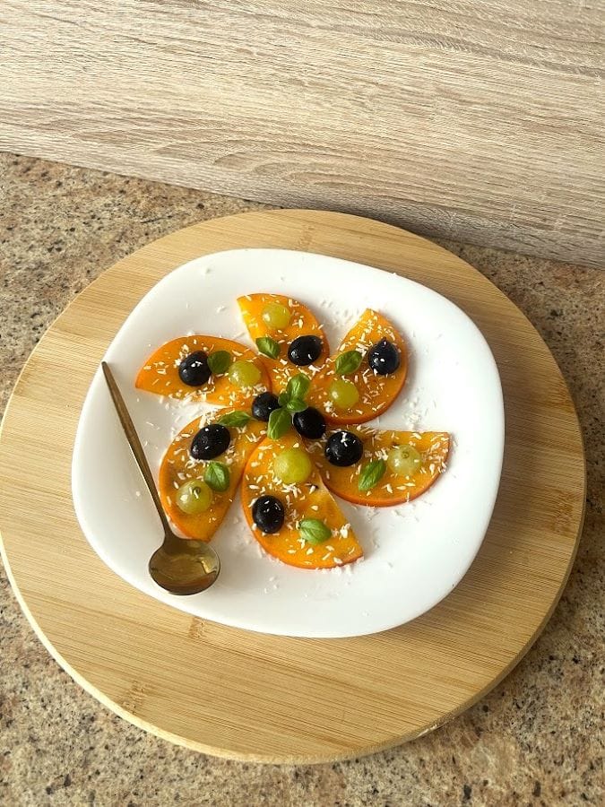 persimono-uzkandis-su-vynuogemis-ir-kokosu-drozlemis