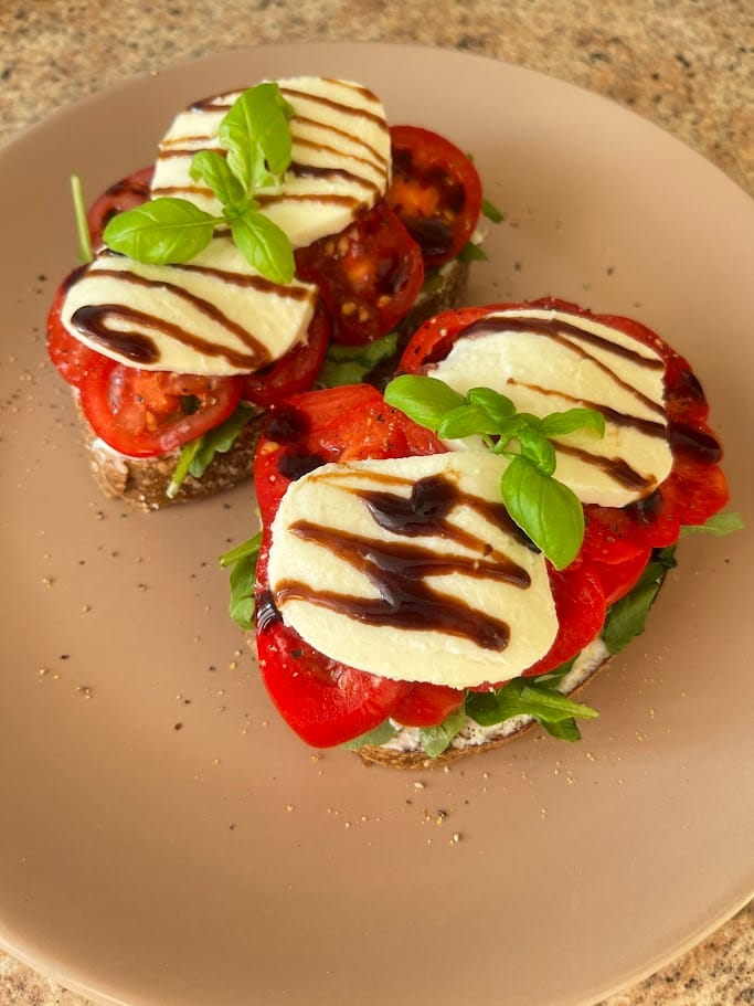 sumustiniai-su-pomidorais-ir-mocarelos-suriu