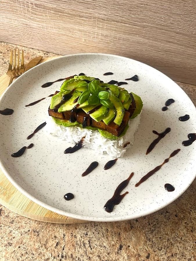 tofu-bokstelis-su-ryziais-avokadu-ir-balzaminiu-kremu
