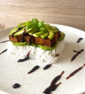 tofu-bokstelis-su-ryziais-avokadu-ir-balzaminiu-kremu_1