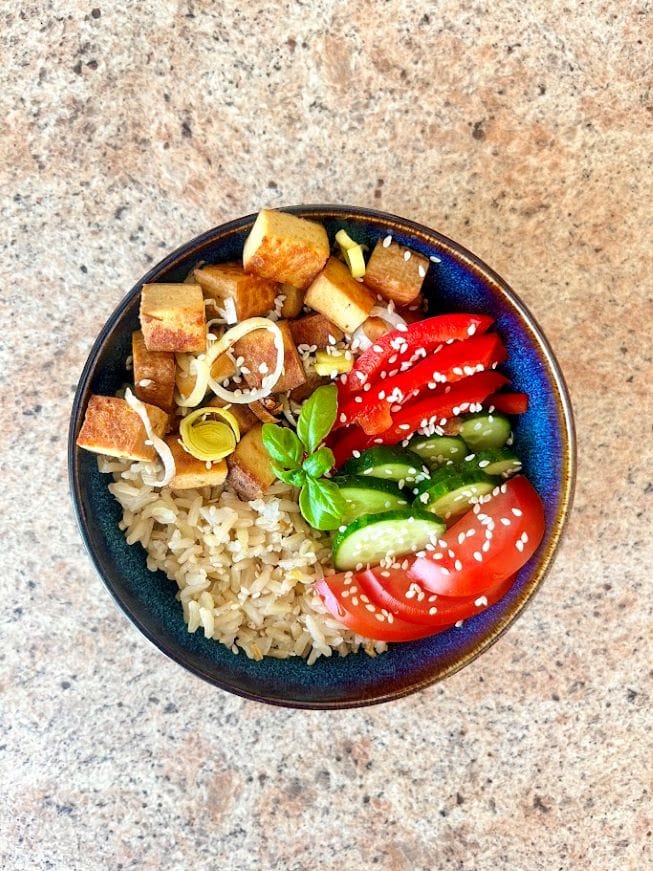 tofu-dubenelis-su-ryziais-ir-svieziomis-darzovemis