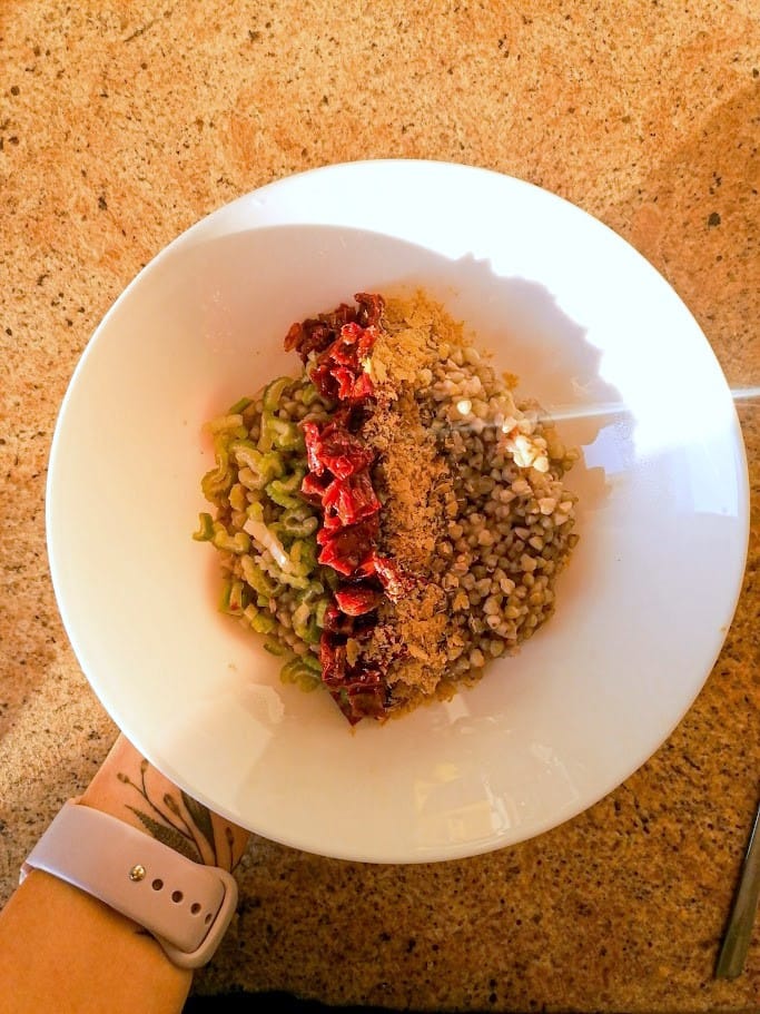 Grikiai-su-sauleje-dziovintais-pomidorais-ir-saliero-stiebais