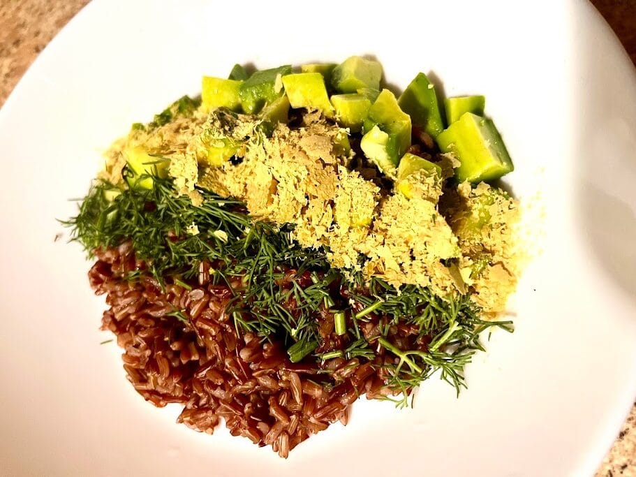 Raudonieji-ryziai-su-avokadu-krapais-ir-mieliu-dribsniais