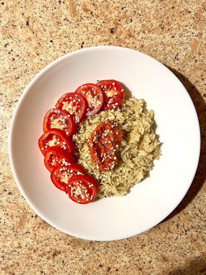 Rudieji-ryziai-su-pomidorais-ir-Pesto-Rosso