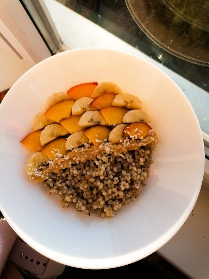 nekepinti-grikiai-su-vaisiais-ir-zemes-riesutu-kremu