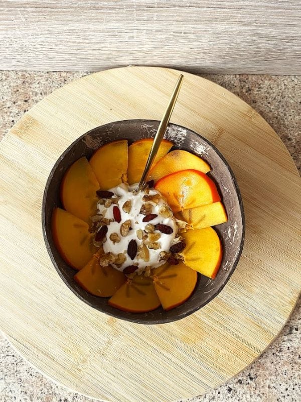 persimonas-su-graikisku-jogurtu-riesutais-ir-goji-uogomis
