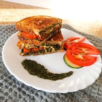 sotus-karstas-sumustinis-su-pomidorais-pesto-ir-mocarela