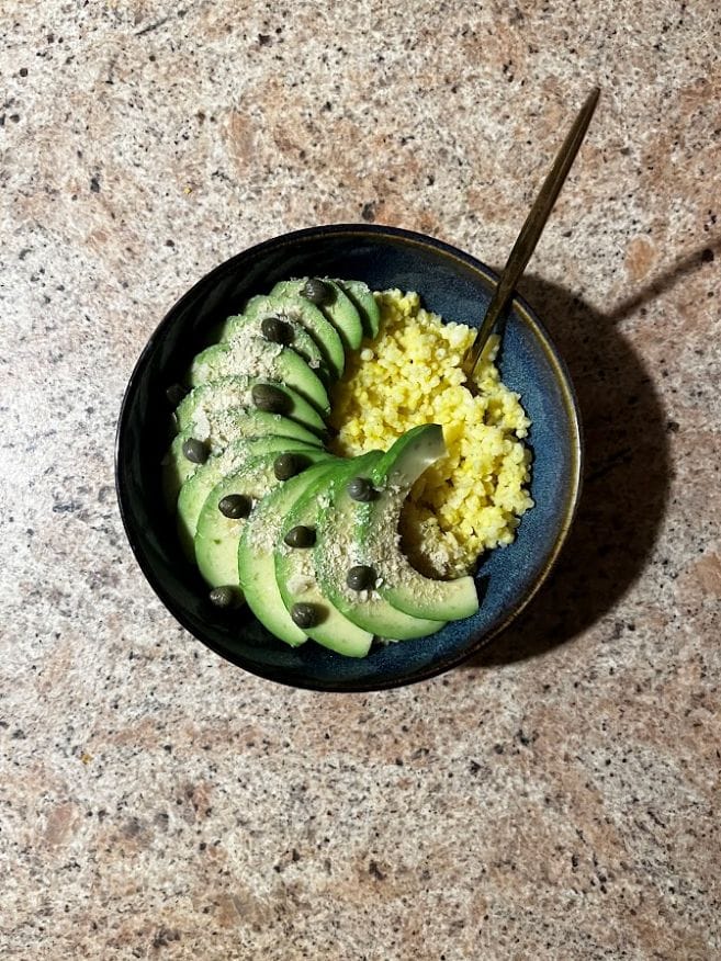 soros-su-avokadu-kapareliais-ir-mieliu-dribsniais