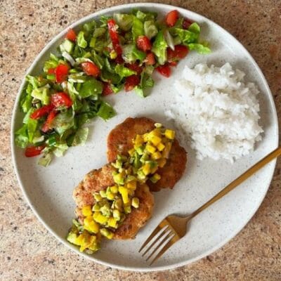 sultingi-lasisos-kotletai-su-mango-avokado-salsa