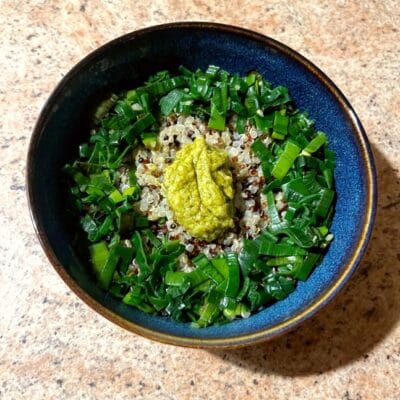 bolivine-balanda-su-keptais-porais-ir-pesto-padazu
